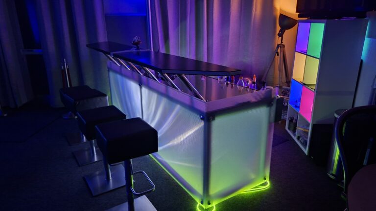Cocktailbar mit futuristischer Beleuchtung