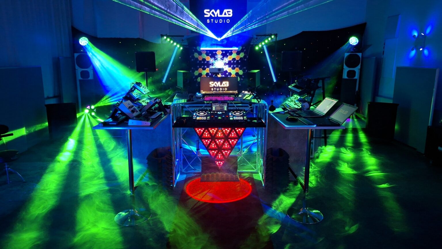 Innenraum des Skylab Studio mit Lichtinstallation