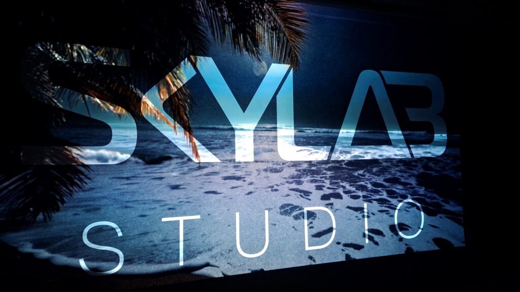 Skylab Studio Banner mit Projektion