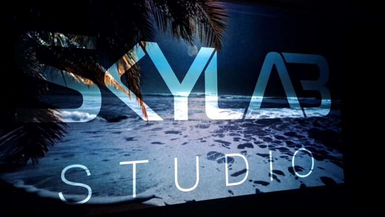 Skylab Studio Banner mit Projektion
