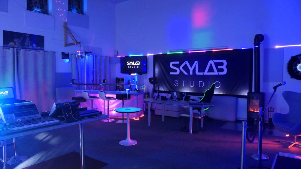 Skylab Studio Ansicht, Dunkel, Schwarzlicht, Mischpult