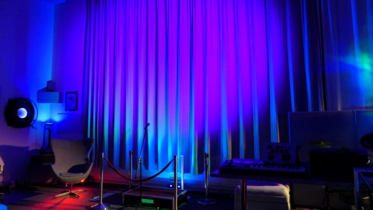 Vorhang im Skylab Studio - blau violett