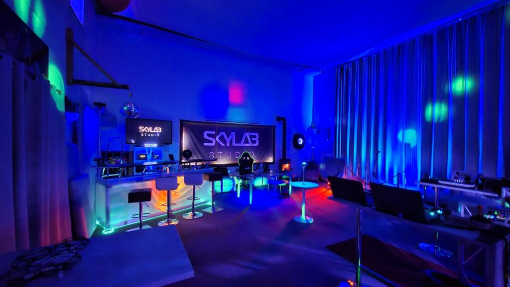 Diagonal Ansicht Skylab Studio auf Banner und Cocktailbar