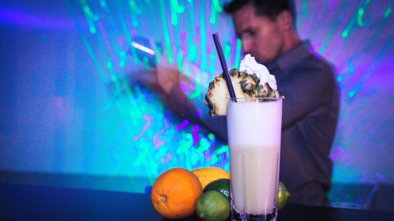 Cocktailzubereitung mit frischen Zutaten im Skylab Studio.