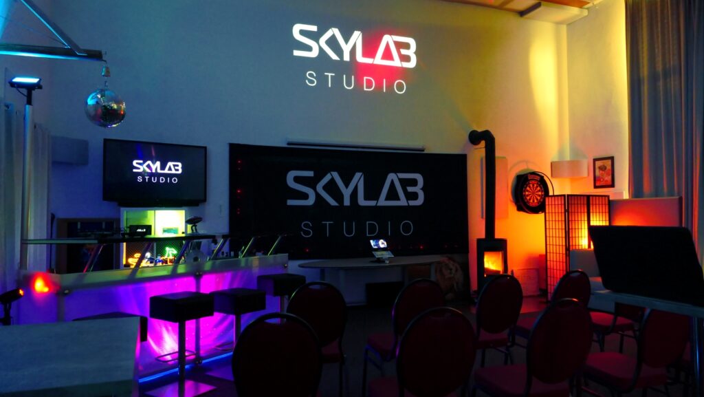 Seminarraum mit Bühnenbeleuchtung im Skylab Studio.