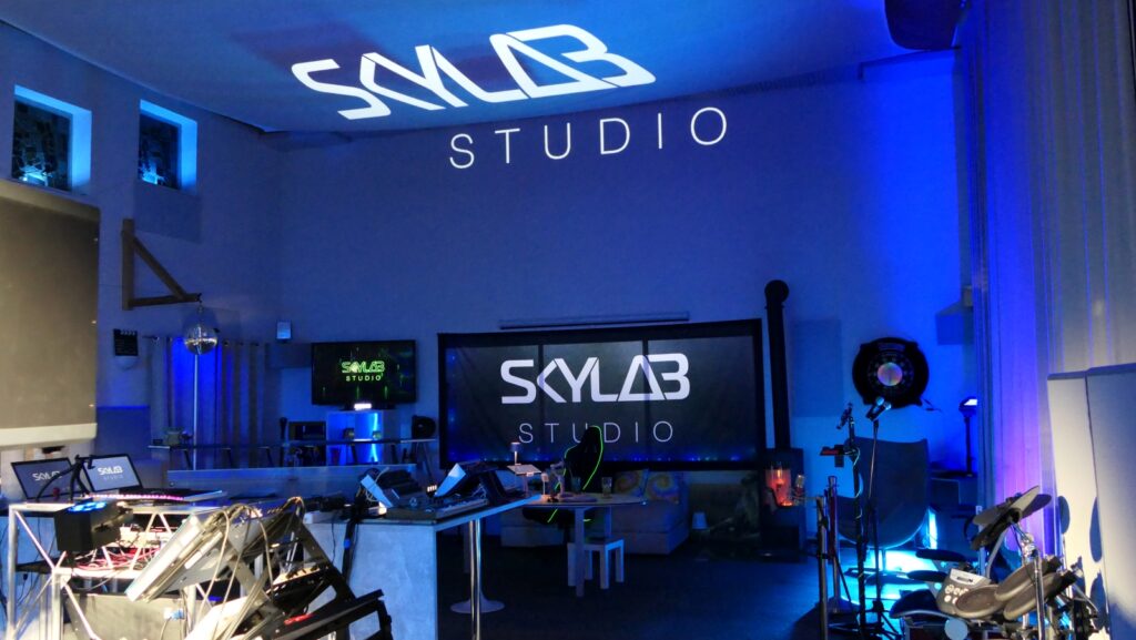 Innenansicht des Skylab Studios mit Beleuchtung und Projektionsfläche.