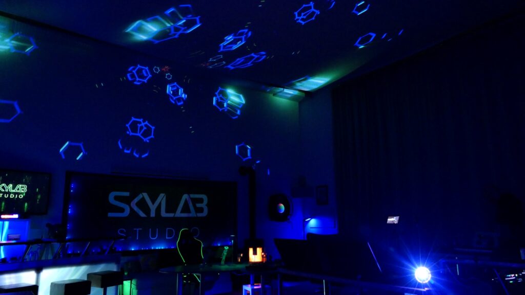 Blaue Lichtprojektion an der Studiodecke.