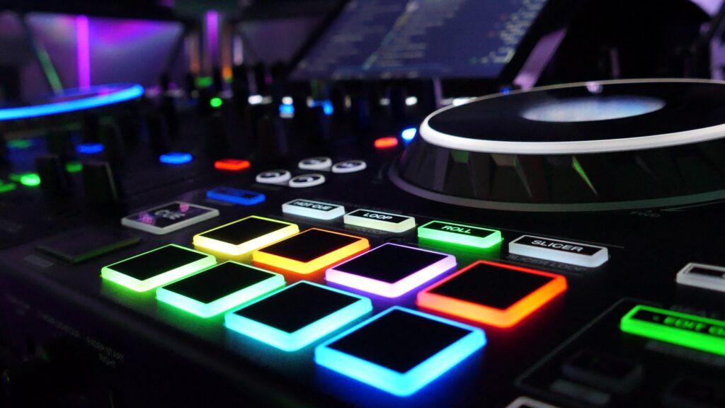 Beleuchteter DJ-Controller mit Performance-Pads.