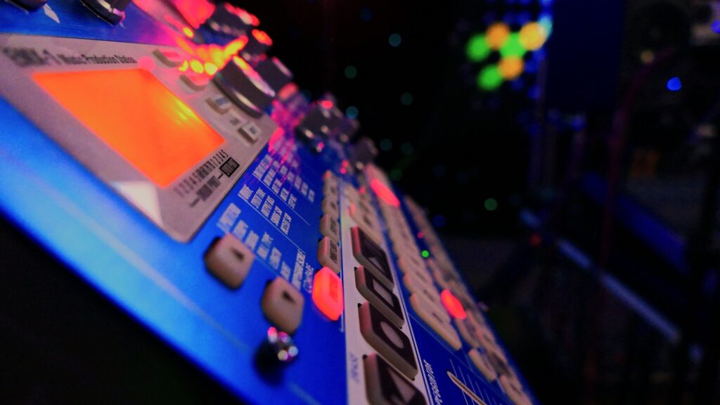 Nahaufnahme eines Synthesizer mit beleuchteten Bedienelementen.