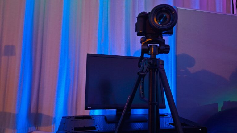 Videokamera auf einem Stativ im Skylab Studio.