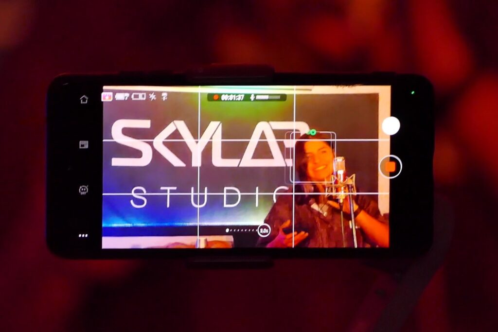 Monitor mit Skylab Studio Logo und farbiger Beleuchtung.