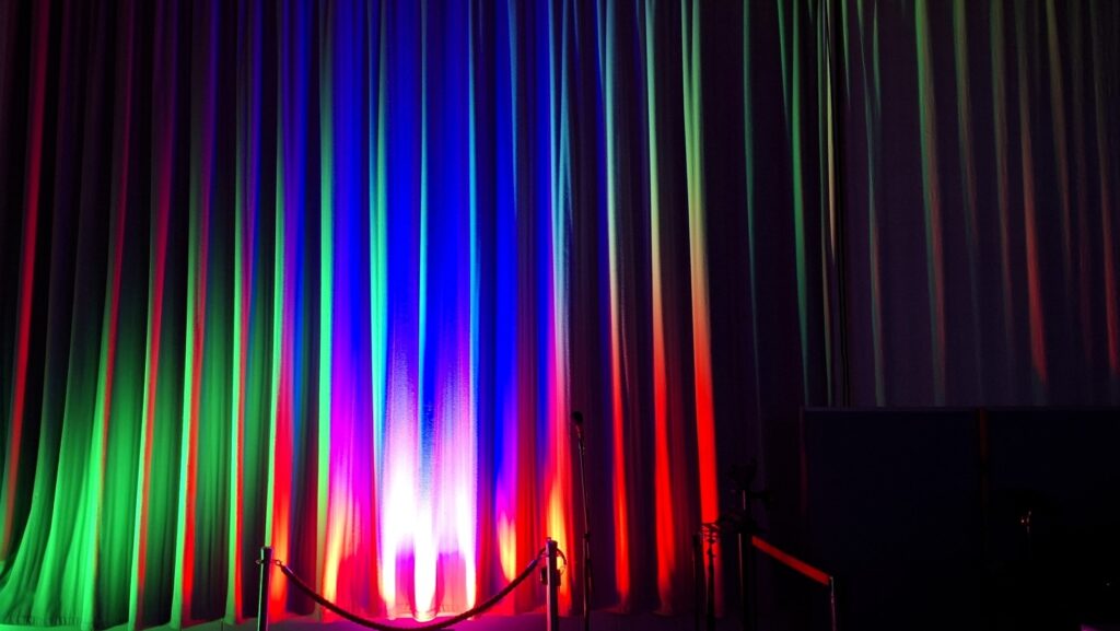 Farbige Lichtinstallation mit Vorhang und kreativer Atmosphäre im Skylab Studio
